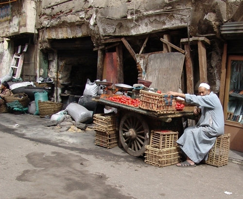 Man_selling_tomatoes_2