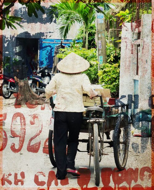 Saigon lady on bike3
